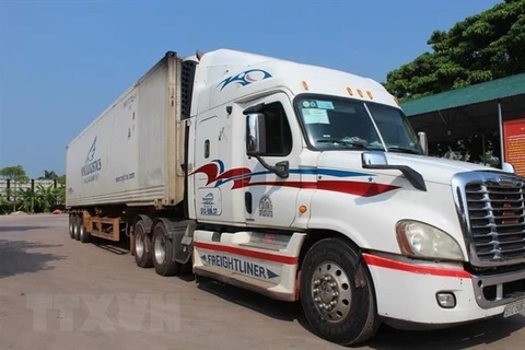 Phương tiện vận tải hàng hóa ra vào khu vực cửa khẩu Móng Cái. (Ảnh: TTXVN phát)