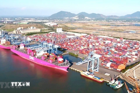 Tàu vào bốc dỡ hàng hóa tại Cảng Cái Mép-Thị Vải, tỉnh Bà Rịa-Vũng Tàu. (Ảnh: Hoàng Nhị/TTXVN)