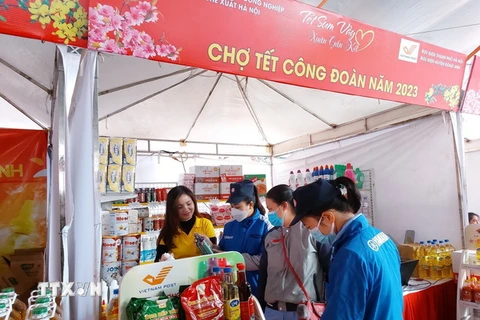 Gần 1.500 công nhân Khu công nghiệp-chế xuất Hà Nội tham gia “Tết sum vầy-Xuân gắn kết” và “Chợ Tết Công đoàn.” (Ảnh: TTXVN phát)