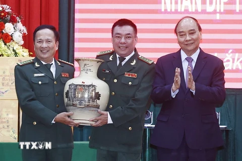 Chủ tịch nước Nguyễn Xuân Phúc tặng Tết cho cán bộ, chiến sỹ Bộ đội Biên phòng tỉnh Đắk Lắk. (Ảnh: Thống Nhất/TTXVN)