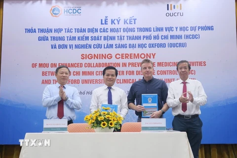 Đại diện 2 bên ký kết hợp tác với sự chứng kiến của lãnh đạo UBND Thành phố Hồ Chí Minh. (Ảnh: Đinh Hằng/TTXVN)