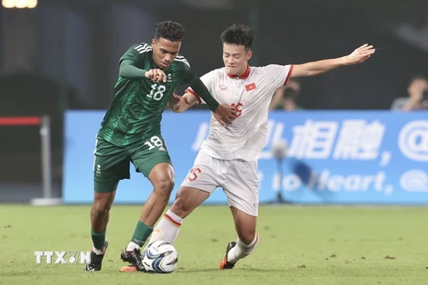 Cầu thủ Nguyễn Thanh Nhàn (số 15) Việt Nam truy cản bóng trong chân đối phương. (Ảnh: Hoàng Linh/TTXVN)