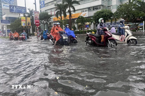 Đà Nẵng: Mưa lớn khiến nhiều đường bị ngập, gây ách tắc giao thông
