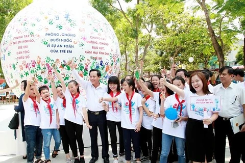 Bộ trưởng Đào Ngọc Dung cùng trẻ em gửi các thông điệp trong tháng hành động vì trẻ em. (Ảnh: PV/Vietnam+)