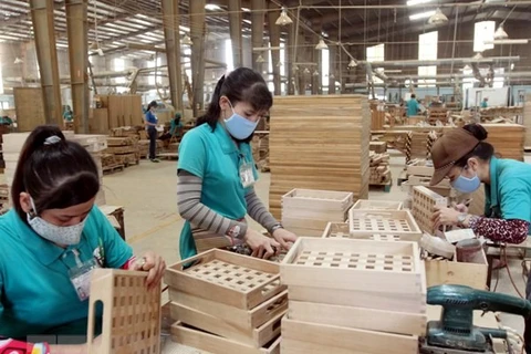Nhu cầu tuyển dụng trong ngành sản xuất đồ gỗ xuất khẩu dự báo sẽ bị hạn chế trong 6 tháng tới. (Ảnh minh hoạ: Thanh Vũ/TTXVN)