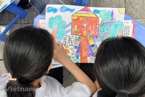 Trẻ em vẽ tranh với thông điệp ngăn chặn lao động trẻ em. (Ảnh: PV/Vietnam+)