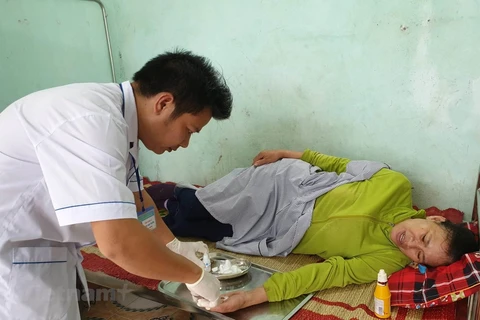Nhân viên y tế tại Trạm y tế xã Quảng Phương (Quảng Trạch, Quảng Bình) khám chữa bệnh cho người dân. (Ảnh minh hoạ: T.G/Vietnam+)