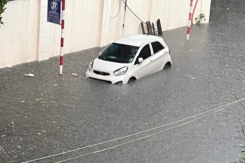 [Photo] Hà Nội: Mưa lớn khiến nhiều tuyến phố ngập thành sông 
