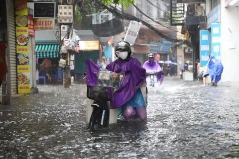 [Photo] Mưa lớn kéo dài làm ngập nhiều tuyến phố trên địa bàn Thủ đô