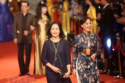 Những nghệ sỹ gạo cội của điện ảnh Việt trên thảm đỏ Liên hoan phim quốc tế Hà Nội lần thứ năm. (Ảnh: TTXVN)