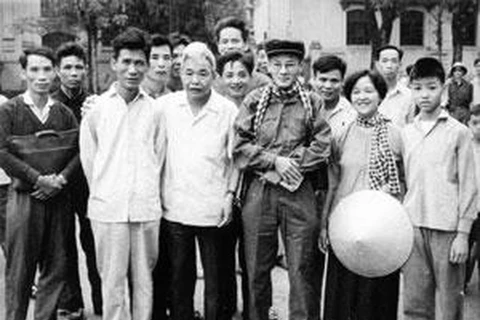 Gia đình và đồng nghiệp tiễn nhà báo Trần Thanh Xuân (đội mũ), Phó Tổng biên tập Việt Nam Thông tấn xã, dẫn đầu đoàn phóng viên GP10 vào chiến trường miền Nam. (Ảnh: TTXVN)