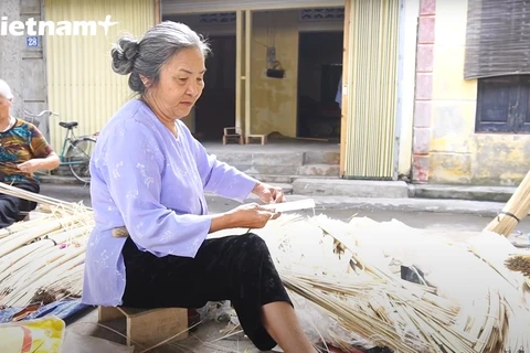 [Video] Làng Chuông Thanh Oai chung tay giữ nghề làm nón trăm năm tuổi