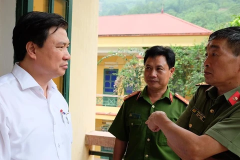 Thứ trưởng Bộ Giáo dục và Đào tạo Nguyễn Hữu Độ trao đổi với lực lượng công an trong kỳ thi Trung học phổ thông quốc gia 2019. (Ảnh: PV/Vietnam+)
