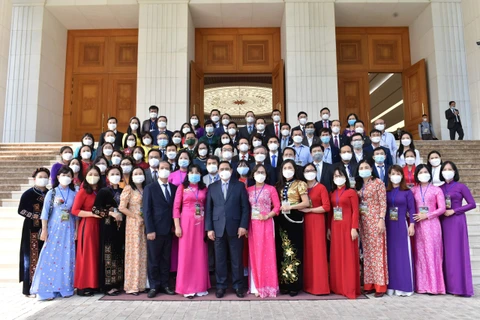 Các nhà giáo chụp ảnh cùng Thủ tướng Chính phủ Phạm Minh Chính. (Ảnh: PV)