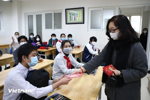 Học sinh Hà Nội đi học trực tiếp trở lại sau thời gian dài tạm dừng đến trường vì dịch bệnh. (Ảnh: Nguyễn Nam/Vietnam+)