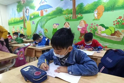 Học sinh tiểu học của Hà Nội đi học trực tiếp. (Ảnh: Phạm Mai/Vietnam+)