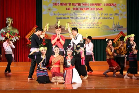 Học sinh Lào tại Việt Nam biểu diễn các điệu múa cổ truyền. (Ảnh: Tá Chuyên/TTXVN)