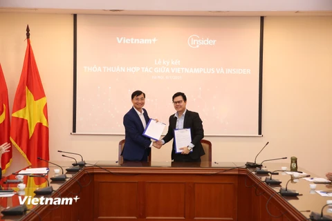 Tổng biên tập VietnamPlus Trần Tiến Duẩn ký kết thỏa thuận hợp tác với Tổng giám đốc của Công ty Insider. (Ảnh: Lê Minh Sơn)