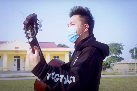 Ca sỹ Minh Vương thực hiện MV ngay tại khu cách ly. (Ảnh: NVCC)