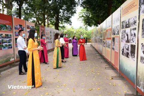 Trưng bày hơn 300 bức ảnh tư liệu về tấm gương đạo đức Hồ Chí Minh