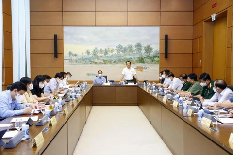 Đoàn đại biểu Quốc hội các tỉnh Hà Tĩnh, Tuyên Quang và Hải Phòng thảo luận ở tổ. (Ảnh: Doãn Tấn/ TTXVN)