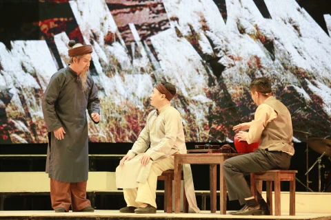 Một cảnh trong vở cải lương 'Hừng đông' do Nhà hát cải lương Việt Nam thực hiện, dựa trên kịch bản của phó giáo sư, tiến sĩ Nguyễn Thế Kỷ. (Ảnh: Minh Khánh/Vietnam+)