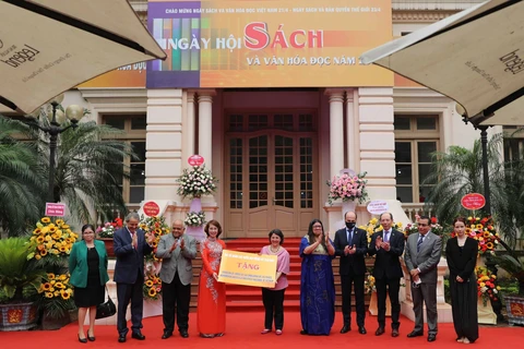 Đại sứ quán các nước nói tiếng Tây Ban Nha trao tặng sách cho Thư viện Quốc gia Việt Nam trong lễ khai mạc Ngày hội Sách và Văn hóa đọc năm 2022. (Ảnh: Thanh Tùng/TTXVN)