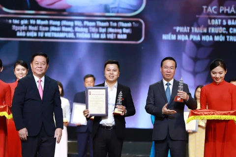 Nhà báo Võ Mạnh Hùng, đại diện nhóm tác giả Báo Điện tử VietnamPlus nhận Giải A. (Ảnh: Hoài Nam/Vietnam+)