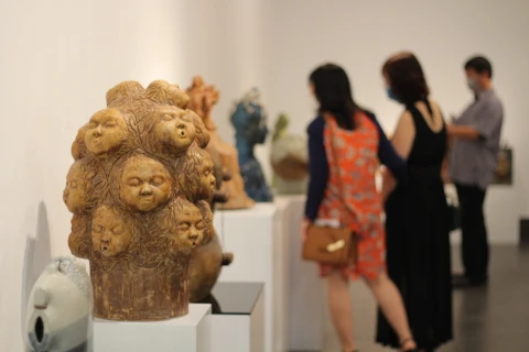 Tác phẩm 'Cây lành' của Nguyễn Khắc Quân tại Triển lãm gốm nghệ thuật Việt Nam 2021. (Ảnh: Minh Anh/Vietnam+)