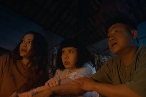 Nữ diễn viên Việt Hương (giữa) tái xuất màn ảnh lớn trong ''Nhà không bán.'' (Ảnh: ĐPCC)