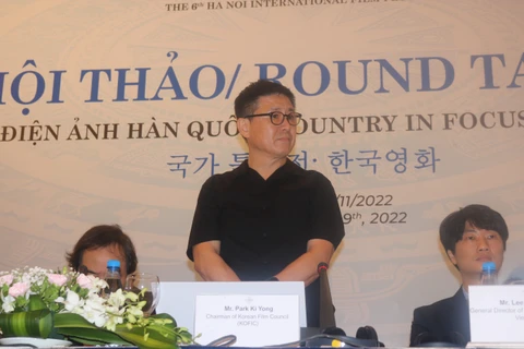 Ông Park Ki Yong - Chủ tịch Hội đồng Điện ảnh Hàn Quốc chia sẻ nhiều kinh nghiệm từ quốc gia mình. (Ảnh: PV/Vietnam+)