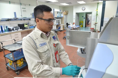 Kỹ sư Võ Tấn Phương tiến hành thí nghiệm bằng những thiết bị hiện đại tại Phòng thí nghiệm BSR. (Ảnh: PV/Vietnam+)