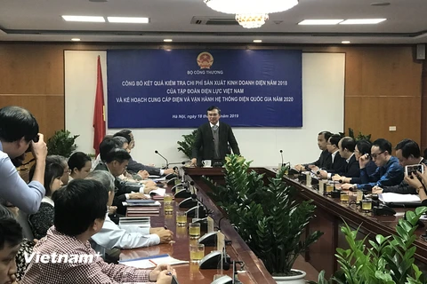 Thứ trưởng Hoàng Quốc Vượng trù chì họp báo kết quả kiểm tra chi phí sản xuất kinh doanh điện 2018. (Ảnh: Đức Duy/Vietnam+)