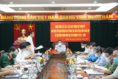 Chủ tịch Ủy ban Nhân dân thành phố Hà Nội làm việc với quận Đống Đa về công tác bầu cử. (Ảnh: PV/Vietnam+)