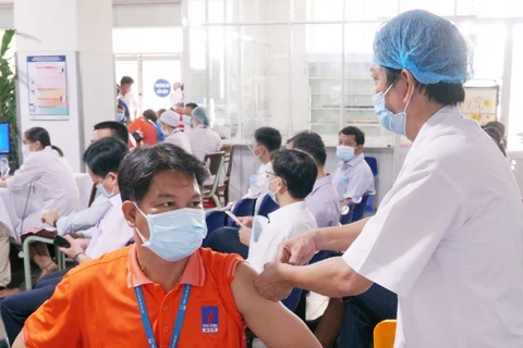 Một đơn vị của PetroVietnam tổ chức tiêm vaccine phòng COVID-19 cho người lao động. (Ảnh: Vietnam+)