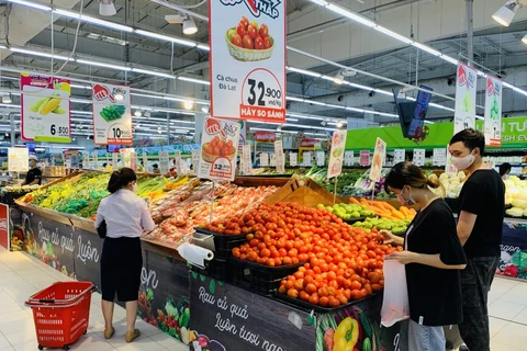 Hàng hóa dự trữ tại siêu thị tăng gấp 2-3 lần trong những ngày giãn cách xã hội. (Ảnh: PV/Vietnam+)