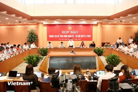 Ủy ban Nhân dân thành phố Hà Nội họp báo thông tin về tình hình kinh tế-xã hội quý 2. (Ảnh: Xuân Quảng/Vietnam+)