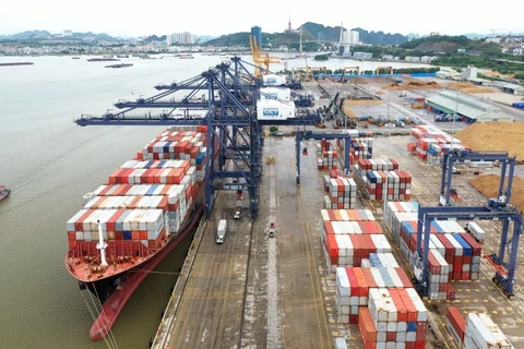 Xuất nhập khẩu hàng hóa qua cảng Cái Lân. (Ảnh: TTXVN)