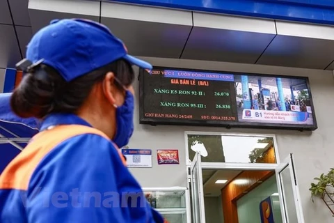 Một cửa hàng của Petrolimex chuẩn bị niêm yết giá mới. (Ảnh: PV/Vietnam+)