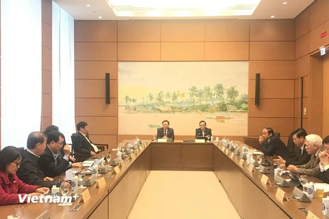 Chủ tịch Quốc hội Vương Đình Huệ và các đại biểu thảo luận ở Tổ về Quy hoạch tổng thể quốc gia. (Ảnh: Xuân Quảng/Vietnam+)
