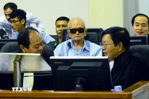 Cựu thủ lĩnh Khmer Đỏ Nuon Chea (giữa) tại Tòa án xét xử tội ác Khmer Đỏ Phnom Penh ngày 17/10/2014. (Nguồn: AFP/TTXVN)