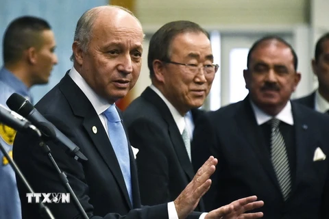 Ngoại trưởng Pháp Laurent Fabius (trái), Tổng Thư ký Liên hợp quốc Ban Ki-moon (giữa) tại cuộc họp báo tại Paris ngày 11/12. (Nguồn: THX/TTXVN) 