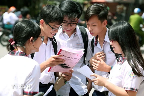 Học sinh trao đổi sau khi thi môn Ngữ văn tại Hội đồng thi trường THCS Đống Đa, quận Bình Thạnh, thành phố Hồ Chí Minh. (Ảnh: Phương Vy/TTXVN)