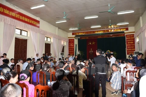 Chủ tịch UBND thành phố Hà Nội Nguyễn Đức Chung đối thoại với người dân Đồng Tâm. (Ảnh: Nguyễn Văn Cảnh/Vietnam+)