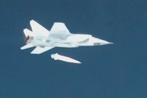 Khoảnh khắc tên lửa Kinzhal tách ra khỏi máy bay MiG-31. (Nguồn: Kremlin)