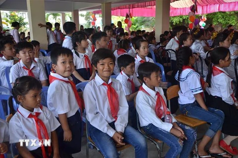 Các em học sinh đón khai giảng tại trường Tiểu học Hữu nghị Khmer-Việt Nam Tân Tiến. (Nguồn: Nhóm phóng viên TTXVN tại Campuchia) 