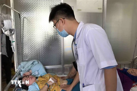 Các bệnh nhân bị ngộ độc thực phẩm được điều trị tại Bệnh viện Đa khoa thành phố Buôn Ma Thuột. (Ảnh: Phạm Cường/TTXVN) 