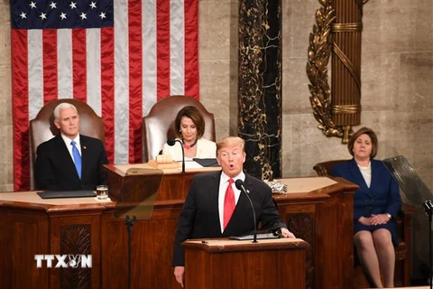 Tổng thống Mỹ Donald Trump (phía trước) đọc Thông điệp liên bang tại Hạ viện ở Washington D.C., tối 5/2/2019 (giờ địa phương). (Nguồn: AFP/TTXVN) 