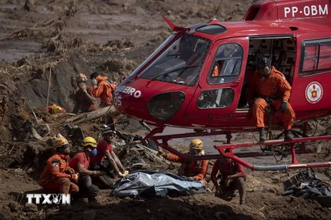 Lực lượng cứu hộ chuyển thi thể nạn nhân vụ vỡ đập hồ chứa chất thải tại mỏ quặng sắt Corrego do Feijao, bang Minas Gerais, Đông Nam Brazil ngày 25/1/2019. (Nguồn: AFP/TTXVN) 