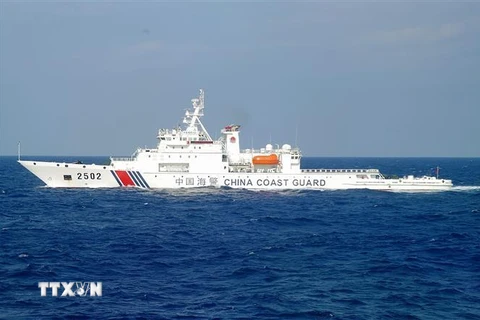 Tàu hải cảnh mang số hiệu 2502 của Trung Quốc di chuyển gần quần đảo tranh chấp mà Nhật Bản gọi là Senkaku trong khi Trung Quốc gọi là Điếu Ngư tháng 11/2016. (Ảnh minh họa: AFP/TTXVN) 